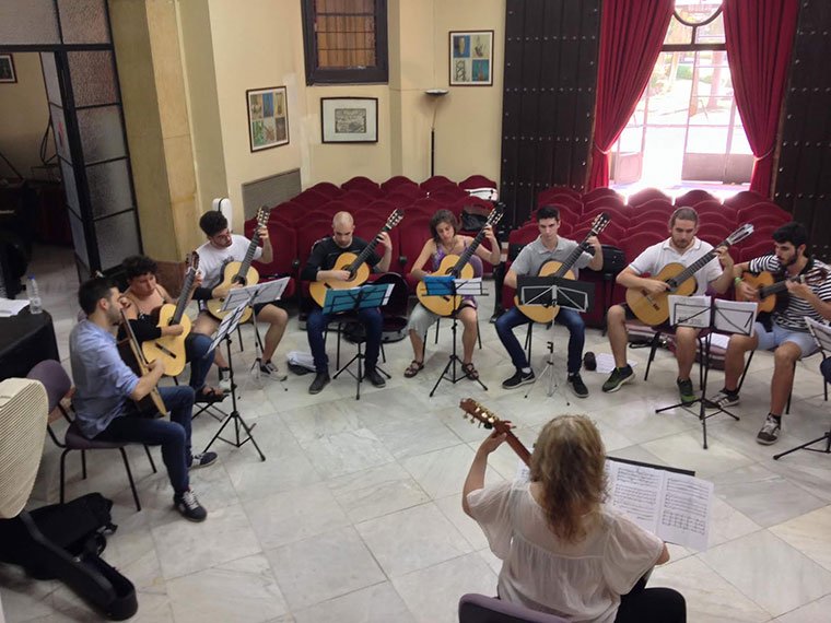 Joven orquesta de guitarras de juventudes musicales de Sevilla
