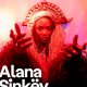 Alana Sinkëy.